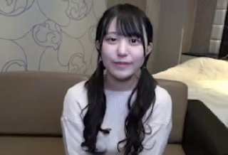 国外成人网和小情人在大学校园周末的楼梯间，她又害怕又兴奋